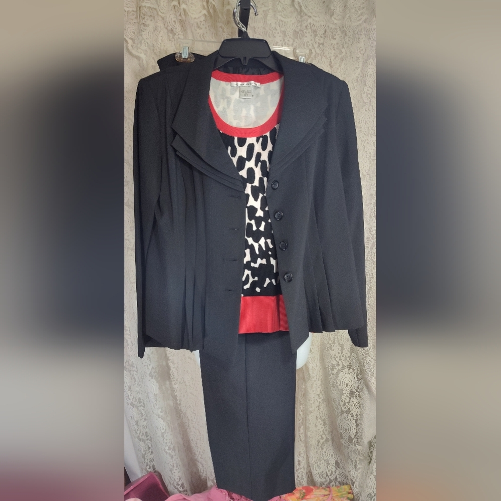 T. Milano Black Crepe Jacket Pant Suit Size 12. NWOT